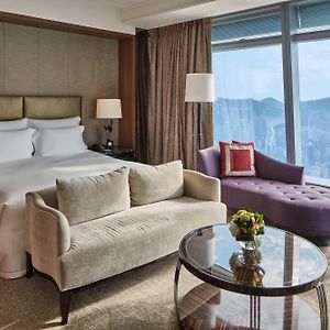 Grand Victoria Harbour King Bed